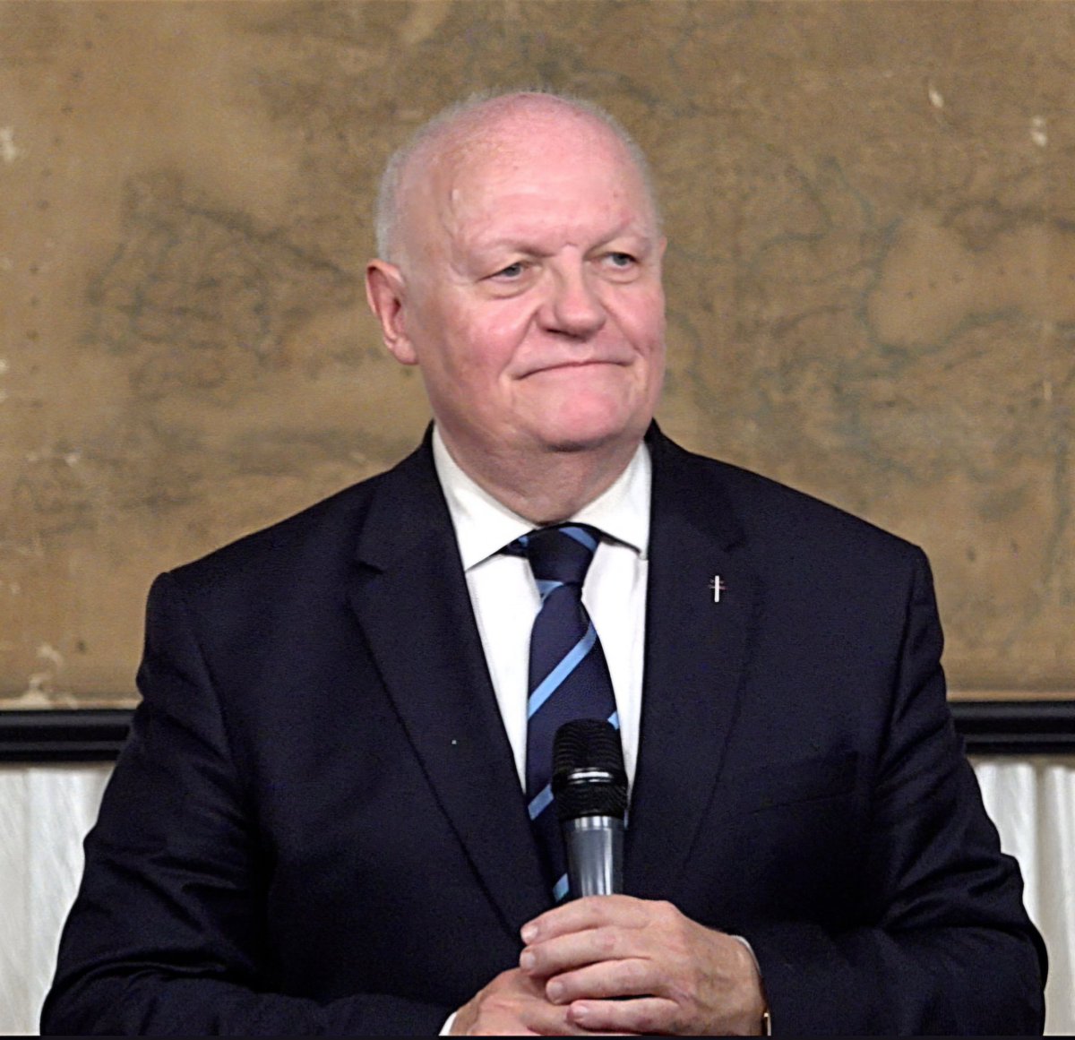 f_asselineau's tweet photo. 𝗨𝗡𝗜𝗩𝗘𝗥𝗦𝗜𝗧𝗘́ 𝗗'𝗔𝗨𝗧𝗢𝗠𝗡𝗘 𝟮𝟬𝟮𝟲
⚠️ Le seuil des 700 participants a été franchi l'après-midi de notre université et a même atteint près de 800 personnes pendant le ⤵️
3️⃣ 𝗗𝗜𝗦𝗖𝗢𝗨𝗥𝗦 𝗗𝗘 𝗟𝗔𝗡𝗖𝗘𝗠𝗘𝗡𝗧
𝗗𝗘 𝗖𝗔𝗠𝗣𝗔𝗚𝗡𝗘 𝗣𝗥𝗘𝗦𝗜𝗗𝗘𝗡𝗧𝗜𝗘𝗟𝗟𝗘
𝗗𝗘 𝗙𝗥𝗔𝗡𝗖𝗢𝗜𝗦 𝗔𝗦𝗦𝗘𝗟𝗜𝗡𝗘𝗔𝗨
🔥 Ce discours, particulièrement énergique et offensif, a été ovationné à de nombreuses reprises par le public enthouosiaste.
⚠️ Nous l'avons enregistré et nous le mettrons en ligne au plus vite, sous 48 heures.
