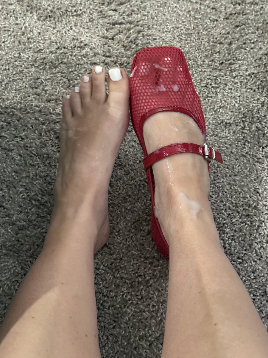Barbieslocker's tweet photo. Flash back to the time I had my flats covered . 🤭
#feet #toes https://t.co/VIxRLYsAKV