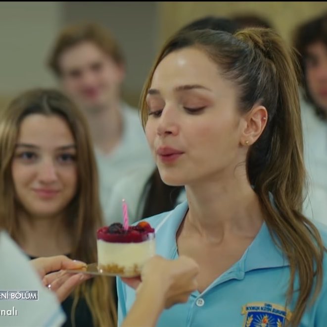 zendaliia's tweet photo. ikizler ama leylanın dogum gunu kutlanırken o kenarda durup alkıslıyor…
agliyorum https://t.co/eEiuJCr3Nl