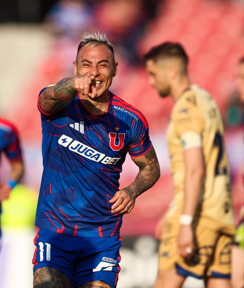 udechile's tweet photo. ¡Esa sonrisa, Eduardo! 🤘🏼🔥

UCH 1️⃣-0️⃣ EVE 
#VamosLaU 🔵🔴 https://t.co/Hl6Hey7bEl