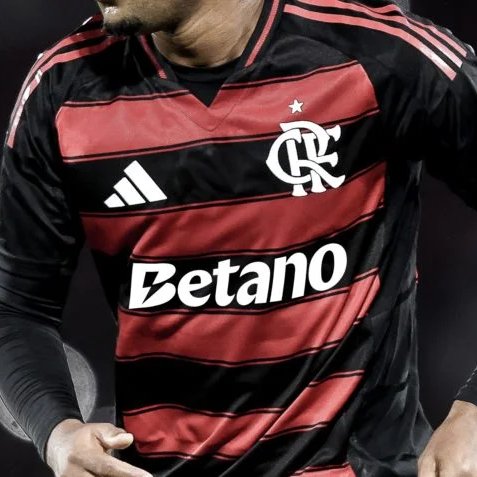CentralFlaNacao's tweet photo. ⚠️ Flamengo NÃO PLANEJA negociar espaço principal da camisa em 2026. 

Mesmo com a proibição das bets, a Betano pagou antecipadamente até o final da temporada. 

O Rubro-Negro vai aguardar juridicamente os próximos passos.

🗞️@jonasstelmann | @rodrigolima93_ 
📸 Reprodução