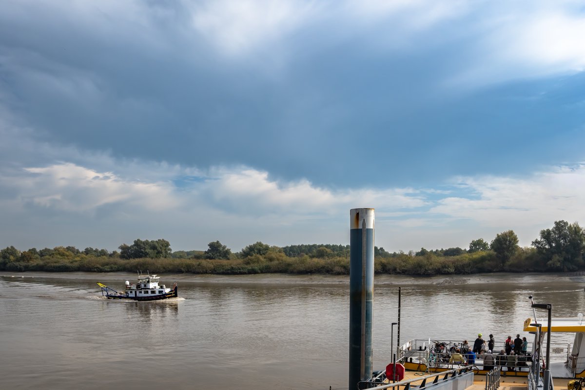MWezemael's tweet photo. #weatherphotography #nikonphotography #clouds #sun #ferry #boats @Weerbord @MeteovistaBe https://t.co/JIB6YIsWIQ