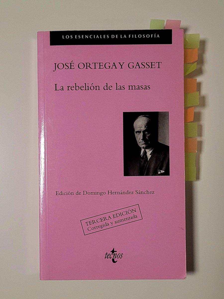 Alex_philosoph's tweet photo. Asusta lo actual de la definición de hombre-masa de Ortega: un ser hecho deprisa, montado sobre unas cuantas abstracciones, vaciado de su propia historia, sin entrañas de pasado, dócil. Y sobre todo: un caparazón de hombre constituido por meros idola fori que carece de intimidad. https://t.co/TTXwNvxsLE