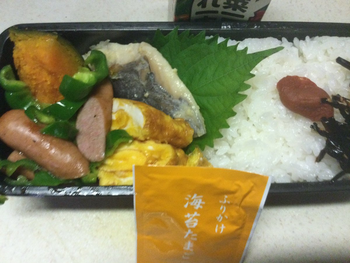 queen_minerva's tweet photo. 9月28日月曜日☁️
高3息子弁当66日目

今週も始まりました
1週間頑張ります💪

共通テストのお金
支払いました
家族も
じわじわ受験モード
感じてきましたねぇ

🟠卵焼き
🟠さわらの西京焼き
🟠かぼちゃに煮物
🟠ソーセージとピーマン🫑

#お弁当記録 https://t.co/ZSb0lpHWDC
