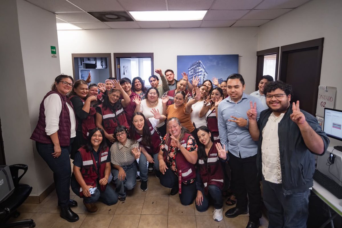 JulietaRamirezP's tweet photo. La última pero no la menos importante: Casa Morena Tijuana ❤️‍🔥

Conocí a nuestros brigadistas, enlaces distritales y personal administrativo… casi todos jóvenes y mujeres!

Es un honor y orgullo poder saludarlos, conocerlos y ponerme a sus órdenes para trabajar unidos por la Defensa de la 4T en Baja California.