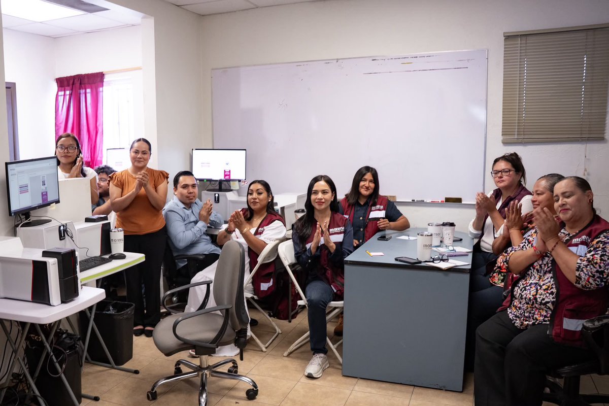 JulietaRamirezP's tweet photo. La última pero no la menos importante: Casa Morena Tijuana ❤️‍🔥

Conocí a nuestros brigadistas, enlaces distritales y personal administrativo… casi todos jóvenes y mujeres!

Es un honor y orgullo poder saludarlos, conocerlos y ponerme a sus órdenes para trabajar unidos por la Defensa de la 4T en Baja California.