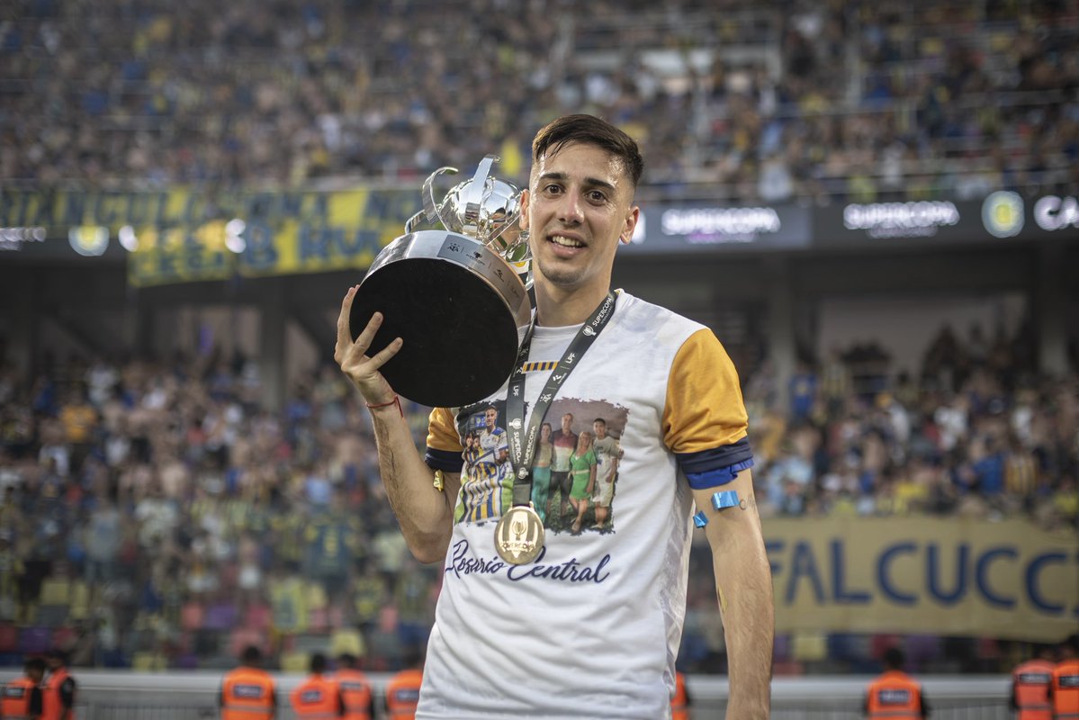 RosarioCentral's tweet photo. ¡Uh! Te cabió, me la llevo para casa. Versión 2026 🏆🏠 https://t.co/DFKp8ru3Ao