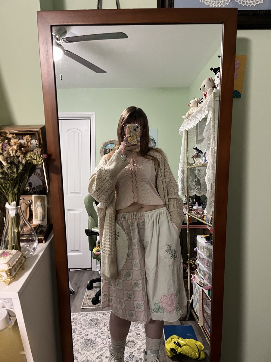 plasticmiasma's tweet photo. does anyone even like chubby girls anymore #fitcheck https://t.co/bCtWSiaNSC