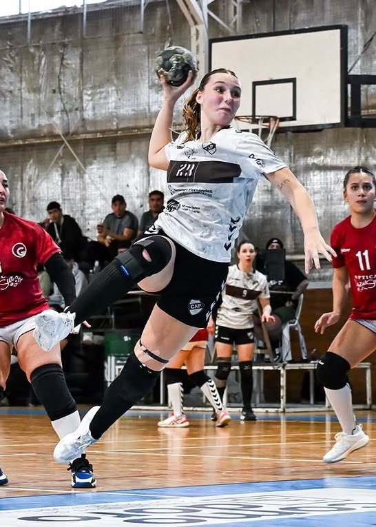 caplatense's tweet photo. [Handball] 🏐 @femebal #Damas #LigaPlata

#Fecha8

✅Triunfo de las Calamares 🦑

➡️ Atlanta 26 - #Platense 33
🤾‍♀️Goleadora: Valen Martinez (11)

🔜 Próxima fecha en casa vs. Ferro

#𝐎𝐫𝐠𝐮𝐥𝐥𝐨𝐌𝐚𝐫𝐫𝐨́𝐧🤎 https://t.co/jRoFWHyXCa
