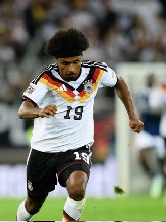 Culerscore's tweet photo. Klopp’s comments 🗣️on Karim Adeyemi tell you just how much quality he sees in him. 🇩🇪💎

He praised the complete package Adeyemi offers: his incredible pace, ability to attack with either foot and the number of different problems he can create for defenders. Klopp also acknowledged that there are still areas of his game that need improving. 

And I think Barcelona deserves some credit for the player we are beginning to see. Playing every week alongside technically gifted players in a team that dominates possession has given Adeyemi an environment where his explosiveness can be used differently. His start has certainly been encouraging: he has spoken himself about feeling comfortable at Barça while also believing he can still give much more. 

What I like most is that Klopp isn’t pretending he’s already the finished product. There’s still work to do with his decision-making, consistency and finishing.