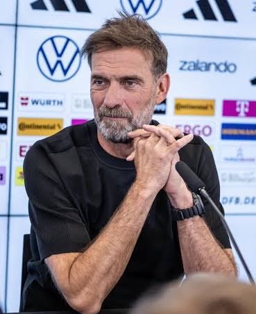 Culerscore's tweet photo. Klopp’s comments 🗣️on Karim Adeyemi tell you just how much quality he sees in him. 🇩🇪💎

He praised the complete package Adeyemi offers: his incredible pace, ability to attack with either foot and the number of different problems he can create for defenders. Klopp also acknowledged that there are still areas of his game that need improving. 

And I think Barcelona deserves some credit for the player we are beginning to see. Playing every week alongside technically gifted players in a team that dominates possession has given Adeyemi an environment where his explosiveness can be used differently. His start has certainly been encouraging: he has spoken himself about feeling comfortable at Barça while also believing he can still give much more. 

What I like most is that Klopp isn’t pretending he’s already the finished product. There’s still work to do with his decision-making, consistency and finishing.