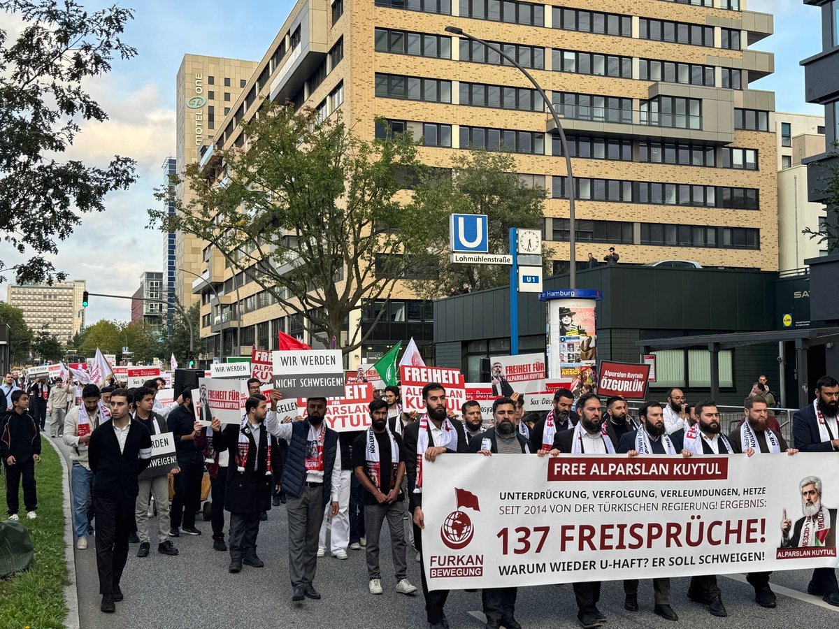furkanhareketiT's tweet photo. ZULME KARŞI AYAKTAYIZ! 

Furkan Hareketi mensupları tutuklu bulunan Alparslan Hocamız, Semra Kuytul Hocahanım ve diğer kardeşlerimize özgürlük talebinde bulunmak için birçok şehirde eylemler gerçekleştirdi. 

📍Almanya/Hamburg | Özgürlük Yürüyüşü 

AlparslanHocaya Ozgürlük
SemraHocaya Ozgürlük 
FurkanGönüllülerine Ozgürlük 
Ozgürlükiçin Meydandayız