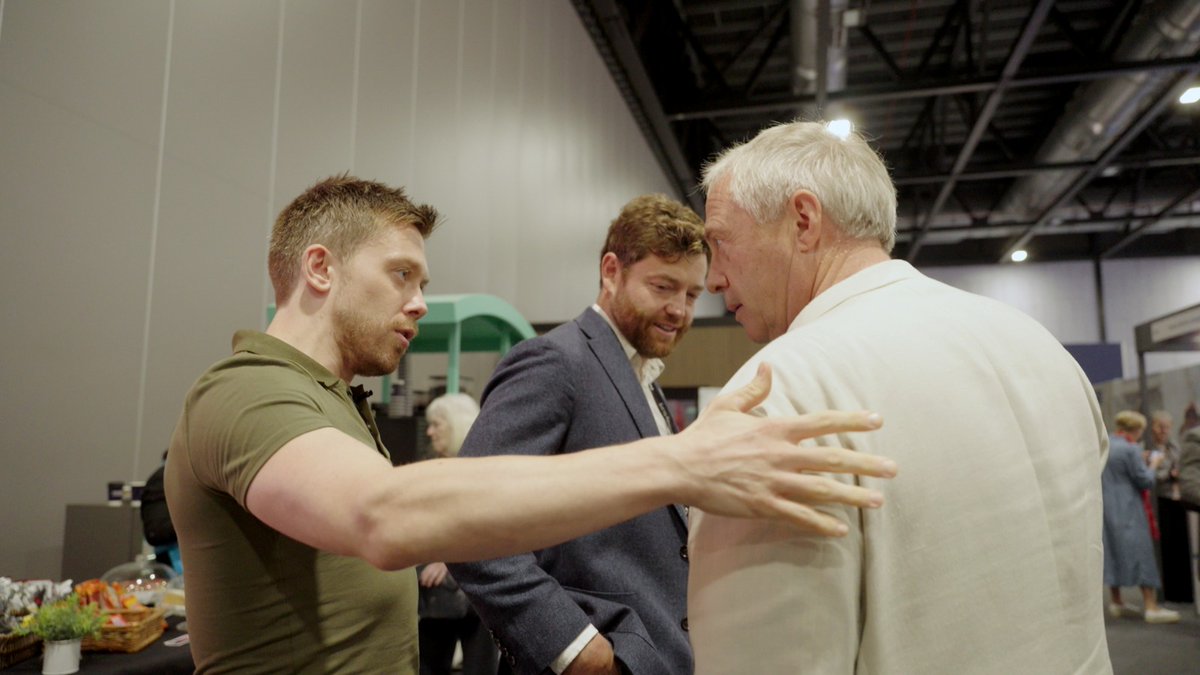 owenjonesjourno's tweet photo. One of the most extraordinary experiences of my life.

You'll see the video for yourselves.

But @LordJohnMann urgently needs to enrol in anger management classes.

Goodness

Fucking 

Me https://t.co/CU1gYzJBmd