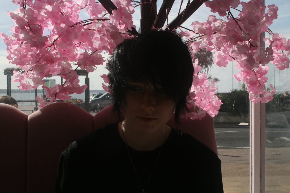 THEyaoitron's tweet photo. My sister took a picture of me idk how to feel about this https://t.co/JAQnWKLmC1