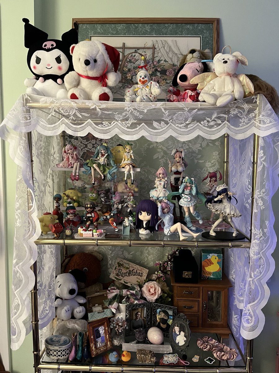 plasticmiasma's tweet photo. reorganized my room i need more paintings for one of my walls or posters https://t.co/yh5TJmwobq