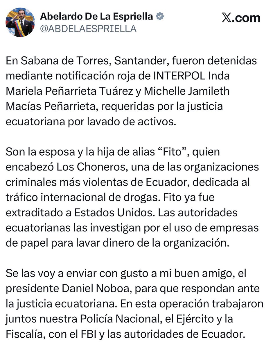 acastropiedra's tweet photo. 📌 Hace unos meses para Ecuador era imposible hablar con Colombia. Hoy la Policía de los dos países trabaja junta y cae la esposa y la hija de Fito allá en Santander.

Andaban cómodas con Petro, prófugas desde el año pasado, llamadas a juicio en el caso Blanqueo Fito por lavar la plata de Los Choneros. Ahora les toca venir a responder ante la justicia.

Como lo hemos dicho siempre y repetido, al crimen hay que pegarle en el bolsillo. El sicario que te extorsiona en el barrio es apenas la punta. Detrás hay empresas de papel, políticos sucios, minería ilegal, testaferros y familiares que mueven millones, y esa plata es la que compra las armas y paga a los que nos quitan la paz.

Por años la frontera les ha servido de escondite. Se pasaban al otro lado y listo, nadie los tocaba. Eso ya no pasa cuando los gobiernos se ponen de acuerdo en serio. Bien por @DanielNoboaOk y por @ABDELAESPRIELLA. Trabajaron nuestra Policía y el CNI con la Policía y el Ejército de Colombia, y con el FBI. Esa es la forma 💪🏼.

Desde la Asamblea vamos a seguir empujando leyes para que lavar dinero no le salga gratis a nadie.

Ellos tienen redes que cruzan fronteras, ahora nosotros también. 🇪🇨🇨🇴