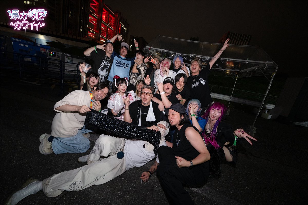 ShowSuzuki's tweet photo. ありがとうございました、とてもとてもありがとうございました。沢山のお客様と沢山のアーティストと沢山一緒に働いてくれた皆様、ありがとうございました。いない間も元気に営業してくれてアフターまで頑張ってくれたエイジアのみんなありがとう。夢のような2日間だった…150人から１万人、来年は10周年…!!あーー楽しかった！！！！ #暴カワ