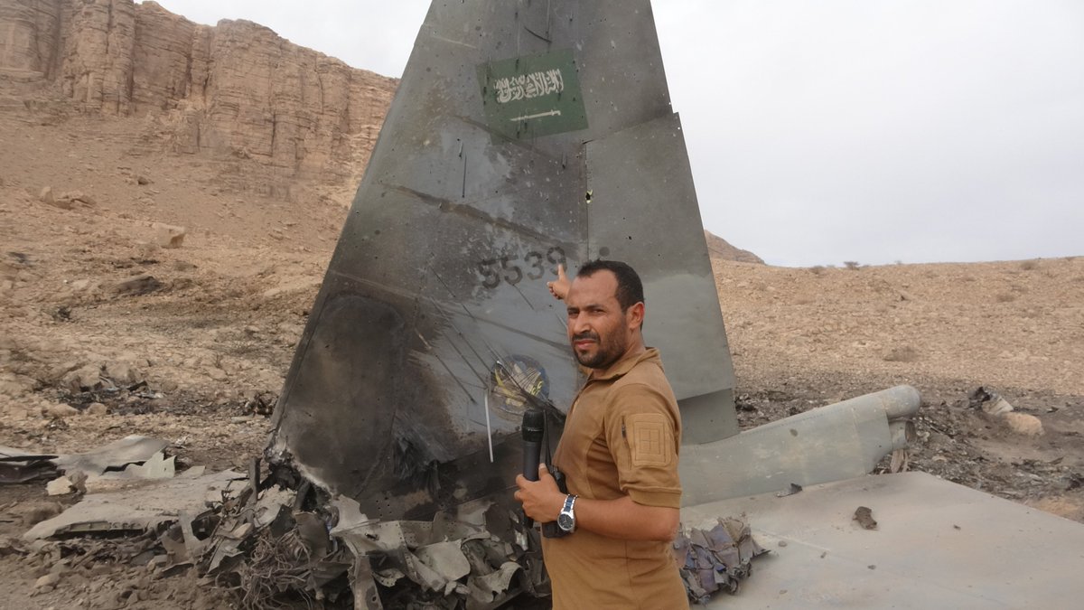 hezamalasad's tweet photo. بطائرات الـF-15 والتايفون، يعتدي العدو السعودي المجرم على الشعب اليمني، فيقصف المدن والقرى والأسواق والطرق والجسور ومختلف الأعيان المدنية، ويقتل ويصيب مئات المدنيين، لا سيما الأطفال والنساء، لتظهر قناة الجزيرة مدّعيةً أن الطيران الحربي لـ«فندق ريتز كارلتون» هو من يعتدي ويقصف.

عمرُ ذيلِ الكلب ما ينعدل! 🐕