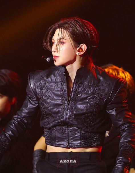 YEOTEEZx's tweet photo. THIS LOOK !!!! https://t.co/hgtWNiDm6c