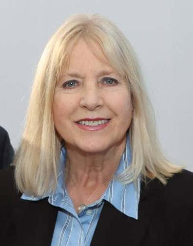 NathalyLarsen's tweet photo. ¡DURÍSIMO PORTAZO A BORIC Y BACHELET! 

Karin Ebensperger, en su editorial, les cae con todo por su carta: acusa que exhibir las divisiones de Chile hacia afuera y quebrar una vieja tradición de respeto institucional termina pasando la cuenta a TODO el país. https://t.co/3QfQuGhJsD