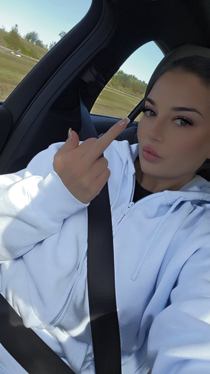 spoilarianaaa's tweet photo. Doing video calls the next 5h on my drive home. Send your tribute and be in line. #femdom #feetfetısh #feetworshi̇p #femboy https://t.co/OQsBvl7bqh