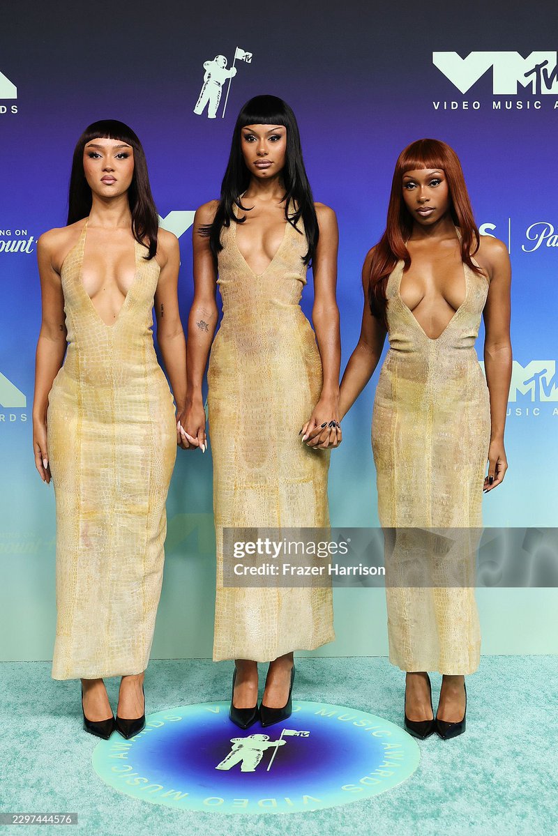 acervoflo's tweet photo. Mothers and their daughters #VMAS https://t.co/R1Q0SOzL3F
