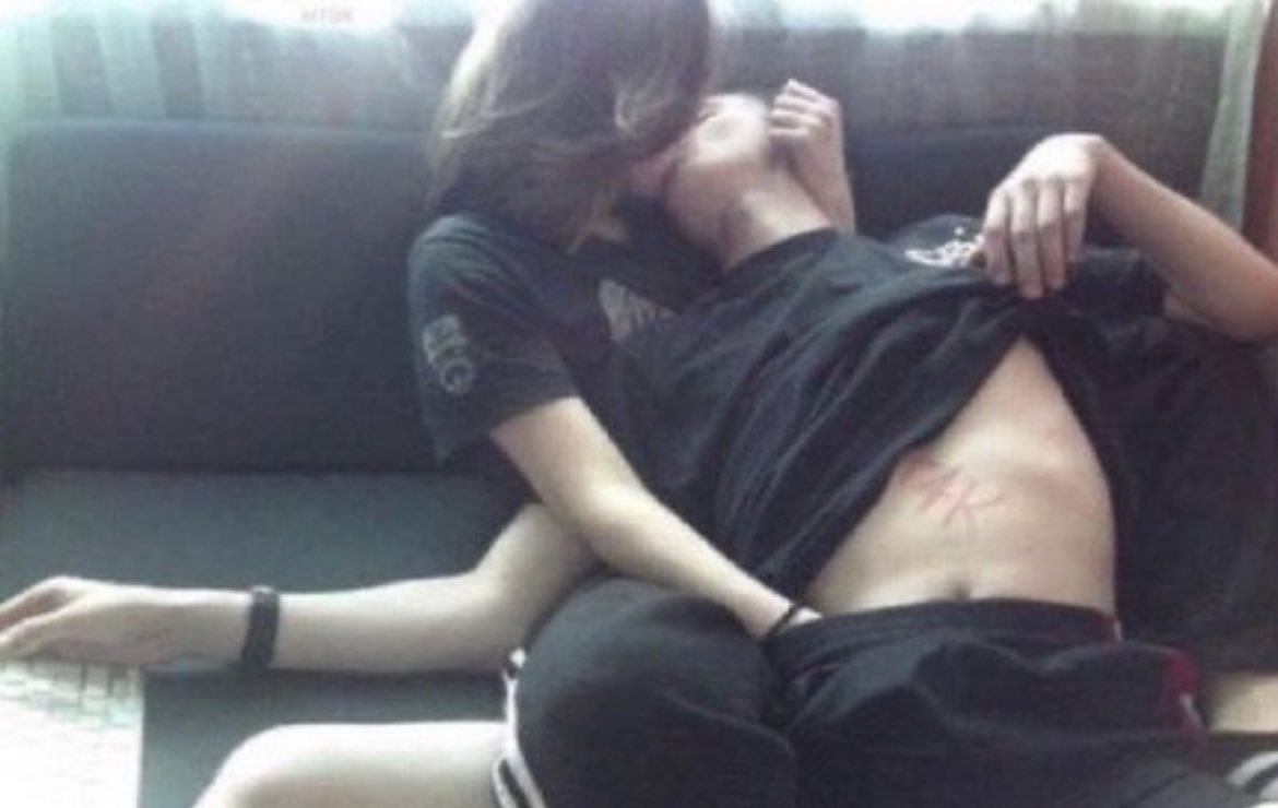 itzRyuji__'s tweet photo. Need a girl who kisses like this https://t.co/hpM9De2VLc