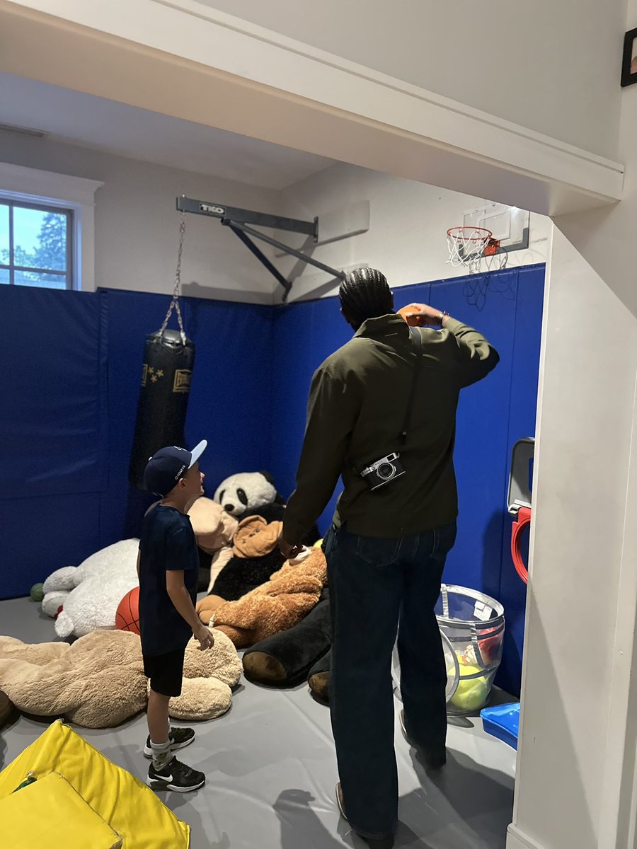 masfresco's tweet photo. I visited the Lighthouse for Grieving Children in Canada to share my writing on grief. We talked basketball, family memories and the rituals that help us remember. We laughed and cried together. I’m still grieving, too. Spaces like this remind us we don’t have to do it alone. 

🙏🏾❤️‍🔥🤞🏾