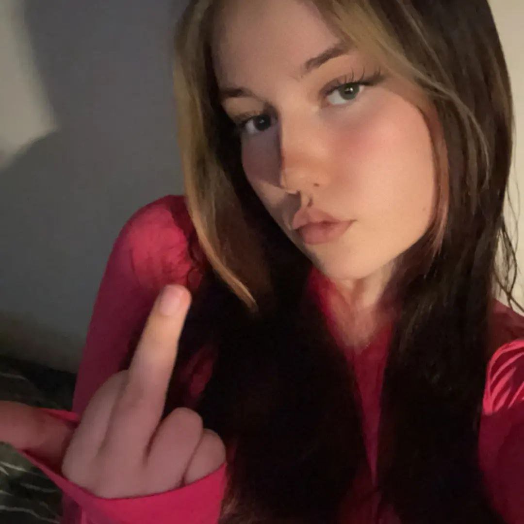 lenaherrin2's tweet photo. Würdest du dich von einer blonden Studentin anspucken und benutzen lassen? 💗 https://t.co/mm5OP0let3