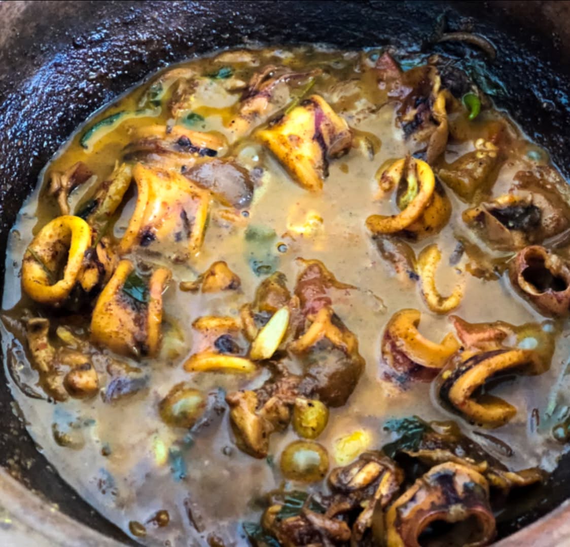 ThomasOszuuk5's tweet photo. A delicious Sri Lankan lunch infused with love! The taste of a lovingly prepared meal is incomparable. Today’s spread features clay-pot mallung, nutritious snake gourd curry, and a spicy squid curry. Sharing it with family fills both the heart and https://t.co/za7U4jz61S