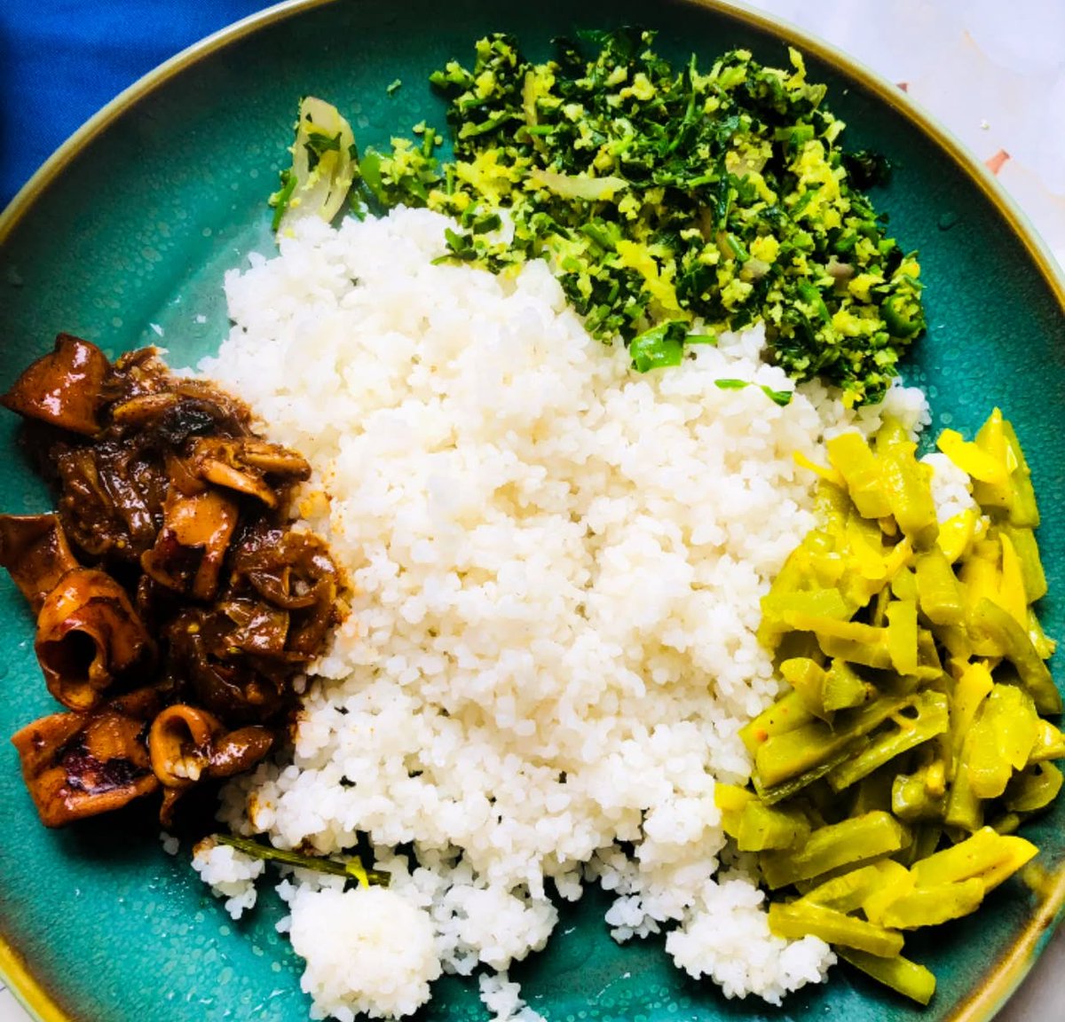 ThomasOszuuk5's tweet photo. A delicious Sri Lankan lunch infused with love! The taste of a lovingly prepared meal is incomparable. Today’s spread features clay-pot mallung, nutritious snake gourd curry, and a spicy squid curry. Sharing it with family fills both the heart and https://t.co/za7U4jz61S