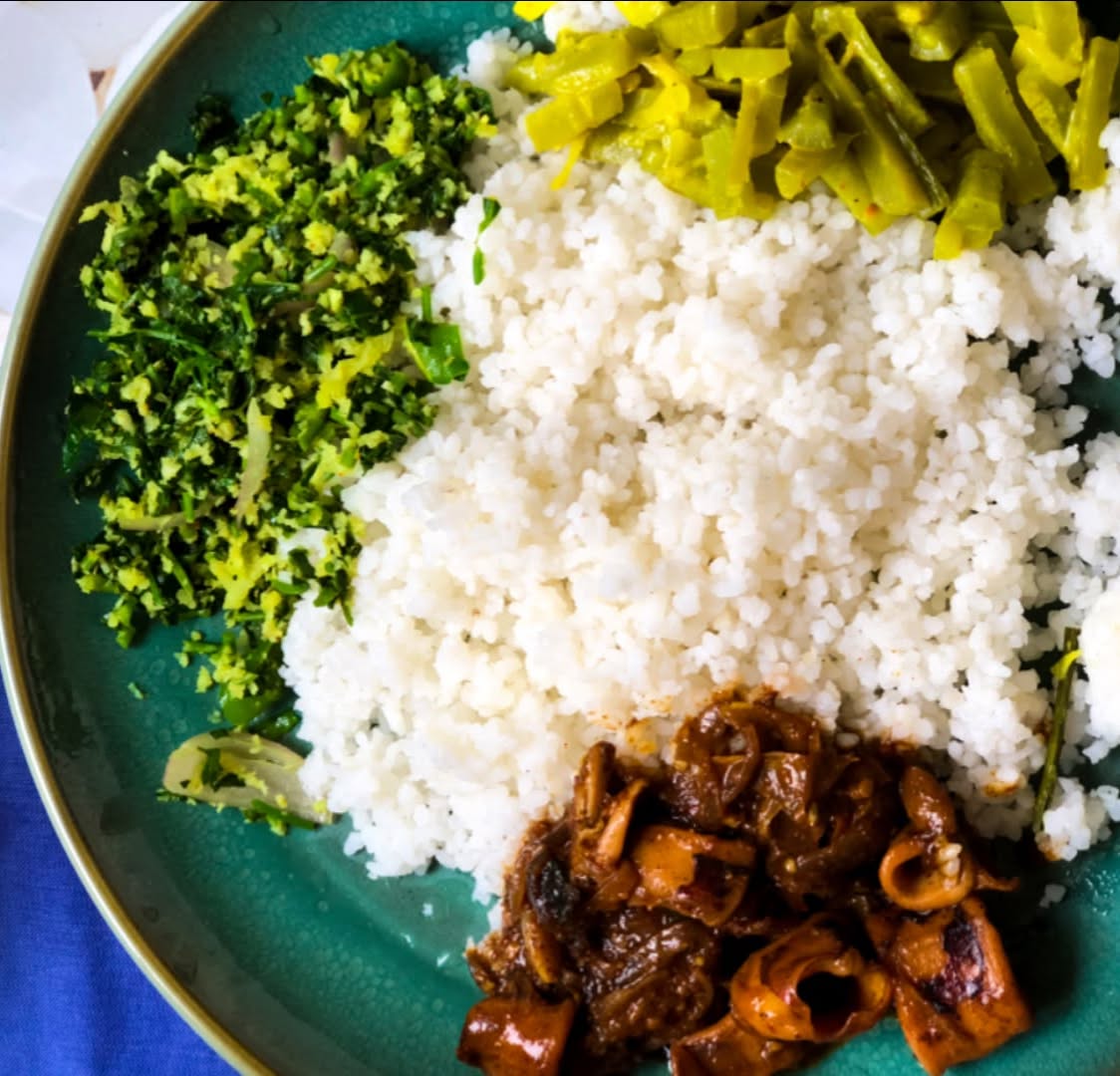 ThomasOszuuk5's tweet photo. A delicious Sri Lankan lunch infused with love! The taste of a lovingly prepared meal is incomparable. Today’s spread features clay-pot mallung, nutritious snake gourd curry, and a spicy squid curry. Sharing it with family fills both the heart and https://t.co/za7U4jz61S