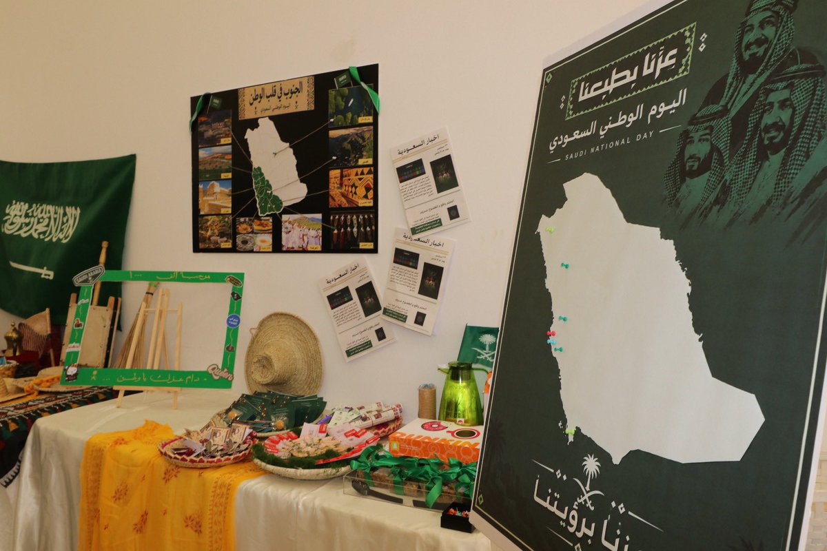 UOfjeddah's tweet photo. #اليوم_الوطني |

برعاية سعادة رئيس #جامعة_جدة
 أ.د. عبيد بن علي آل مظف، وبحضور سعادة وكيلة الجامعة للدراسات العليا والبحث العلمي
 د. شذا بنت جميل طه خصيفان، أُقيم احتفال الجامعة بـ #اليوم_الوطني_السعودي، بمشاركة الهيئتين التعليمية والإدارية وطالبات الجامعة، وسط أجواء وطنية جسّدت مشاعر الفخر والانتماء، واستحضرت مسيرة وطنٍ شامخ وإنجازاته المتواصلة نحو مستقبلٍ أكثر ازدهارًا.

#عزنا_بطبعنا