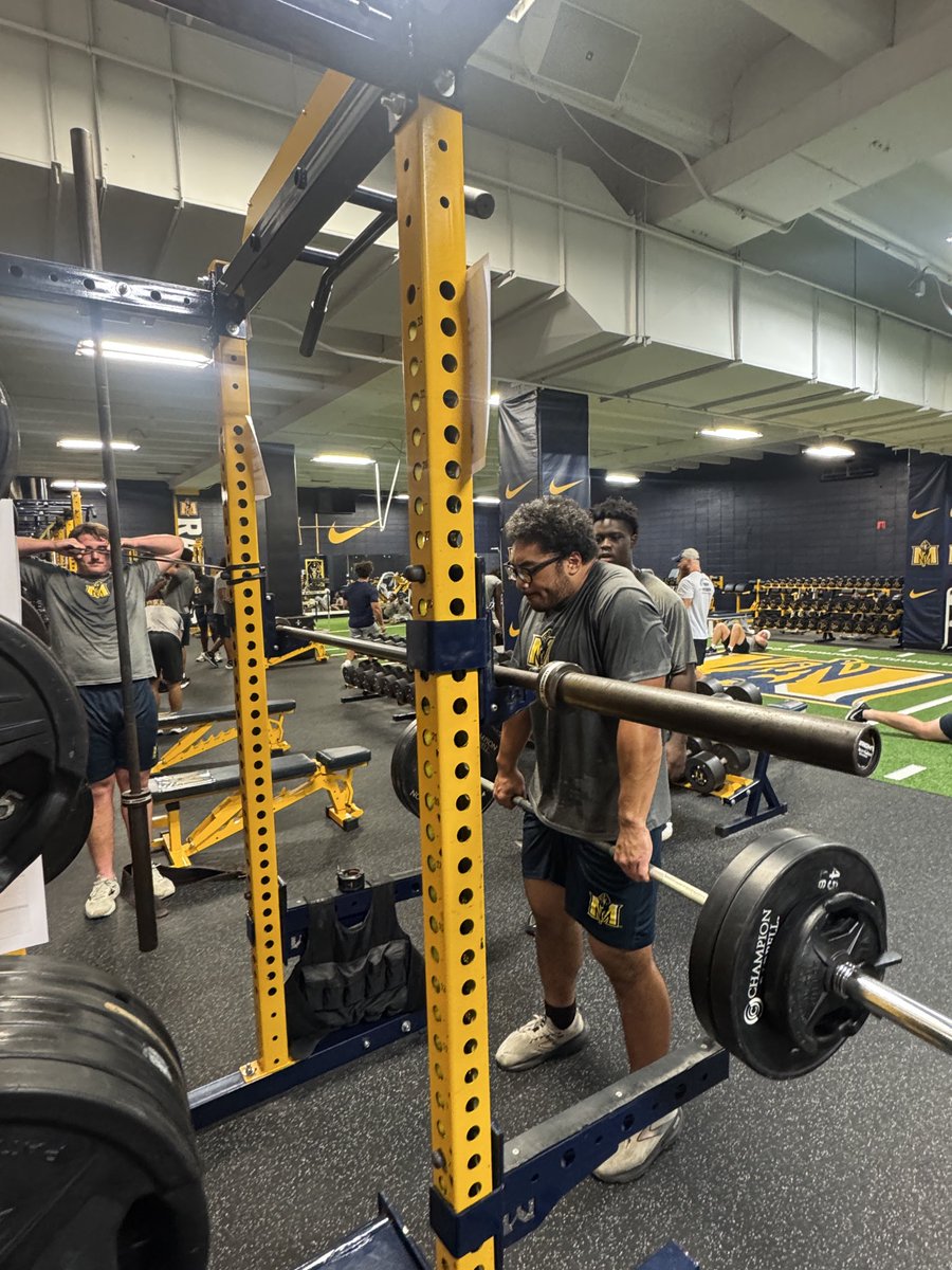 WrightJody's tweet photo. Developmental Lift @racersfootball love these Freshmen coming in after a tough game last night. Great Attitudes and Work Ethic. You are either Growing or Dying!! Choosing to Grow!! #GoRacers🏇 #MurrayState https://t.co/IBTFCE4Sld