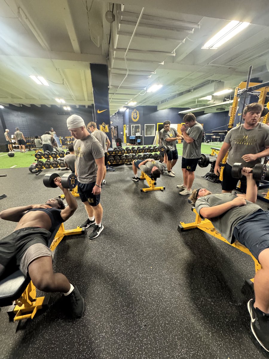 WrightJody's tweet photo. Developmental Lift @racersfootball love these Freshmen coming in after a tough game last night. Great Attitudes and Work Ethic. You are either Growing or Dying!! Choosing to Grow!! #GoRacers🏇 #MurrayState https://t.co/IBTFCE4Sld