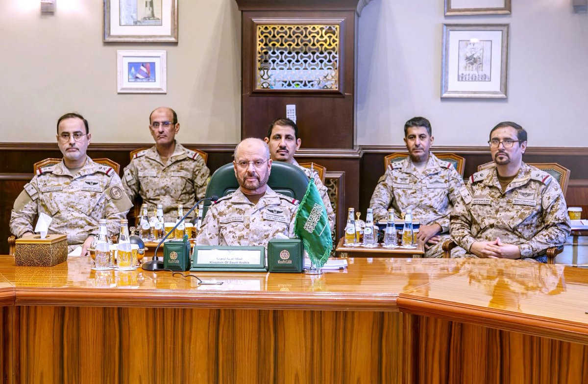 abdullahassahem's tweet photo. يبدو أن الخطة الإسرائيلية للضغط على السعودية عبر الحوثي بدأت تفشل... وحلف مكة قلب الحسابات أسرع مما توقع كثيرون.

انظر...

خلال الأسابيع الماضية، كان الرهان واضحا: تصعيد حوثي على السعودية... ضغط على المدن والمنشآت والملاحة... ثم دفع الرياض إلى البحث عن مظلة حماية جديدة، و فتح باب أوسع أمام إسرائيل والذهاب نحو مشروع imec والاتفاقيات الابراهيمية مقابل تنويم مؤقت لجبهة اليمن.

حتى الصحافة الإسرائيلية تحدثت في أكثر من تقرير عن أن السعودية، تحت ضغط الحوثيين، قد تضطر في النهاية إلى الاستعانة بإسرائيل.

لكن الذي حدث كان مختلفا تماما...السعودية لم تذهب إلى إسرائيل.....تركيا وباكستان كانتا هناك...وتحولت المعادلة من دولة سعودية تتعرض للضغط وحدها، إلى كتلة تضم تركيا والسعودية وباكستان... قرابة 400 مليون إنسان، وقوة اقتصادية هائلة، وجيوش كبيرة، وصناعة دفاعية متقدمة، وفوق ذلك دولة نووية هي باكستان.

وهنا يجب أن نتوقف قليلا...لأن وتيرة الضربات الحوثية نفسها بدأت تنخفض...وحتى ترامب بدأ يغير نبرته تجاه الحوثيين...ثم جاءت إيران نفسها لتقول إنها لا تتحمل مسؤولية قرارات الحوثيين، وكأنها تحاول الابتعاد عن الفاتورة عندما بدأت الكلفة ترتفع.

والأكثر إثارة...أن الرئيس الإيراني مسعود بزشكيان خرج على قناة الجزيرة امس وقال إن إيران تنظر بإيجابية إلى حلف مكة، وقال أن مكة مركزا للعالم الإسلامي.

تأمل المفارقة...تحالف بدأ أساسا وسط أزمة إقليمية كبيرة... فإذا بإيران نفسها تحاول التعامل معه بإيجابية بدل الدخول في مواجهة مباشرة معه.

ثم تأتي التطورات من اليمن...أربعة خبراء إيرانيين قُتلوا في القصف الجوي...

وجبهة كهبوب وصندوق القتل وغيرها من الجبهات صارت تسبح بدماء جنود الحوثي المغرر بهم، بل وصدر عفو من العليمي عن الذين يلقون سلاحهم...ومعها ترتفع حصيلة القتلى الحوثيين إلى الآلاف بحسب الروايات المتداولة من الميدان.

وهنا بالنسبة لي تبدأ القصة الأكبر...أنا لا أقول أن الحرب حسمت....لكن المؤشرات تقول إن الحركة التي حاولت استخدام الضغط العسكري لفرض معادلة سياسية على السعودية والمنطقة... فشلت....وهذا هو معنى التحالفات الحقيقية...اجتماع واحد بين دول كبيرة قد يغير حسابات دول أخرى، ويجبر قوى إقليمية ودولية على إعادة النظر في قراراتها أكثر من مرة.

إسرائيل تعيد الحساب...أمريكا تعيد الحساب...إيران تعيد الحساب...والحوثي نفسه سيضطر إلى إعادة الحساب.

ولهذا أقول لكم...الأيام القادمة في اليمن والمنطقة لن تكون مثل الأيام التي سبقتها.

راقبوا فقط...وستفهمون، إن شاء الله، أن ما يحدث اليوم ليس مجرد حرب يمنية...بل بداية تشكل ميزان قوة إسلامي جديد، بدأ يفرض نفسه على الجميع....دون استثناء...👌