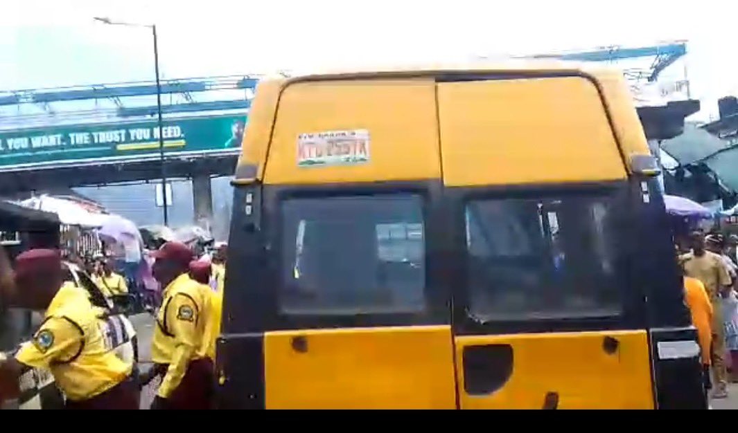 followlasg's tweet photo. LASTMA CRACKDOWN ON ONE-WAY DRIVING, ILLEGAL GARAGES

… Impounds 84 Vehicles At Idumota, Iddo, Others
… Officers Attacked, Injured As Miscreants, Hoodlums Resist Enforcement

https://t.co/NSXZdTxKAV

@jidesanwoolu @drobafemihamzat @followlastma @gbenga_omo @gboyegaakosile @BarrBimbola @Mr_JAGs @Riddwane
#AGreaterLagosRising 
#LASG