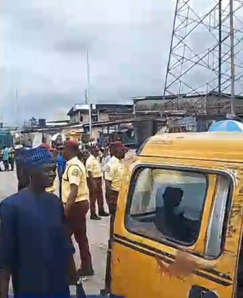 followlasg's tweet photo. LASTMA CRACKDOWN ON ONE-WAY DRIVING, ILLEGAL GARAGES

… Impounds 84 Vehicles At Idumota, Iddo, Others
… Officers Attacked, Injured As Miscreants, Hoodlums Resist Enforcement

https://t.co/NSXZdTxKAV

@jidesanwoolu @drobafemihamzat @followlastma @gbenga_omo @gboyegaakosile @BarrBimbola @Mr_JAGs @Riddwane
#AGreaterLagosRising 
#LASG