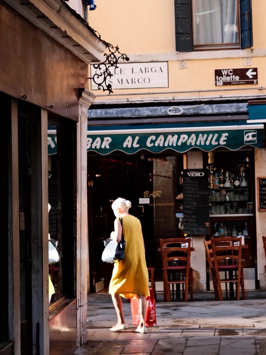 SimoneDowtjw3's tweet photo. Hoy caminé por las calles coloridas del centro de Barcelona, probé churros con chocolate y disfruté el sol de la maana. Viajes pequeos son los mejores! https://t.co/SZFxaleFYB