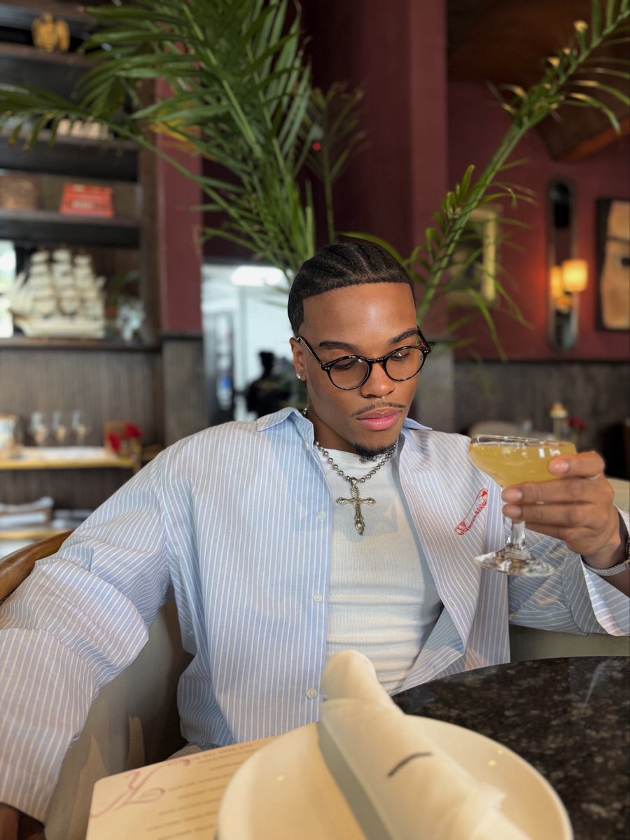 trvelle's tweet photo. 🥂 https://t.co/MkEt5kONsE