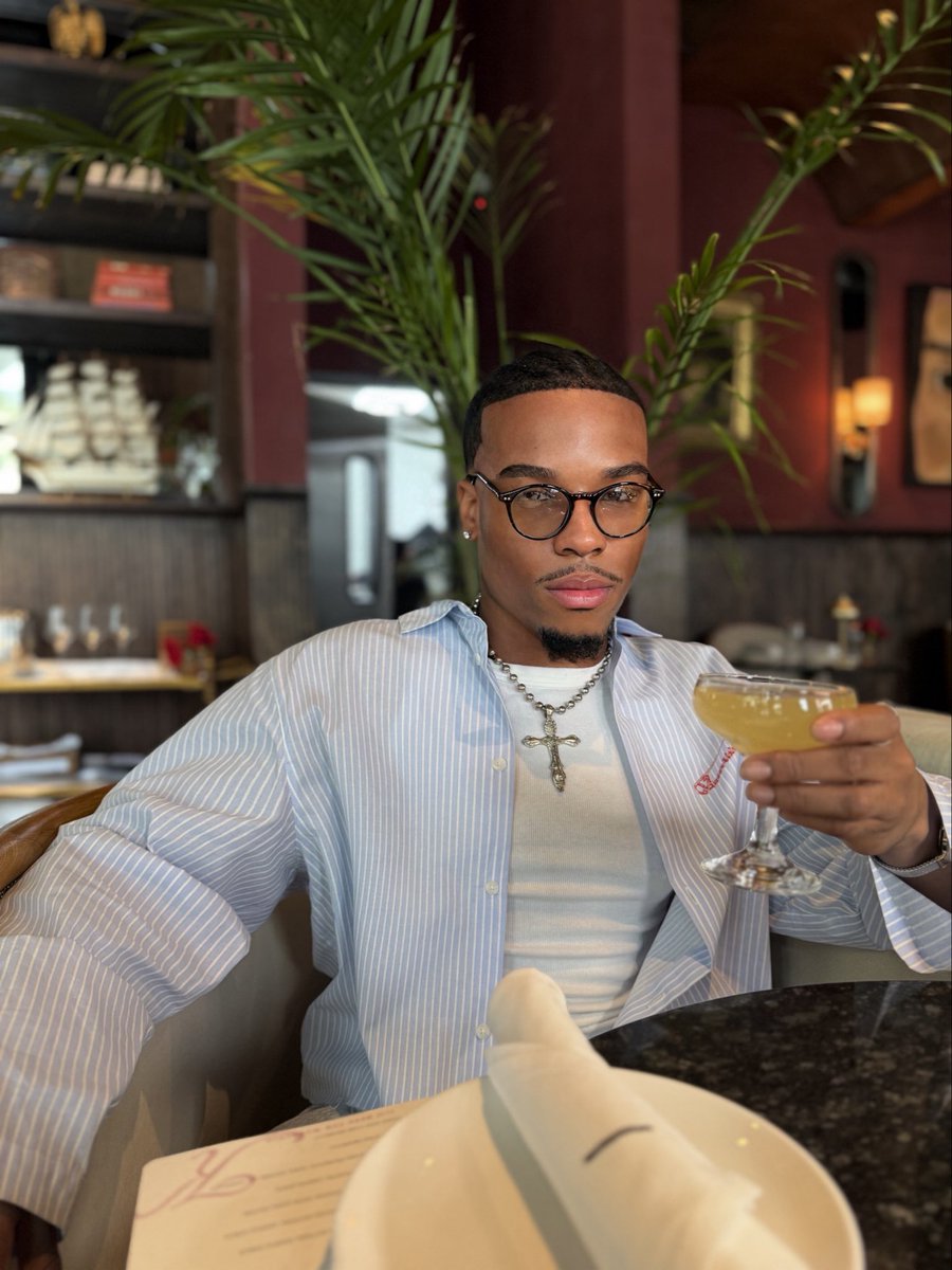 trvelle's tweet photo. 🥂 https://t.co/MkEt5kONsE