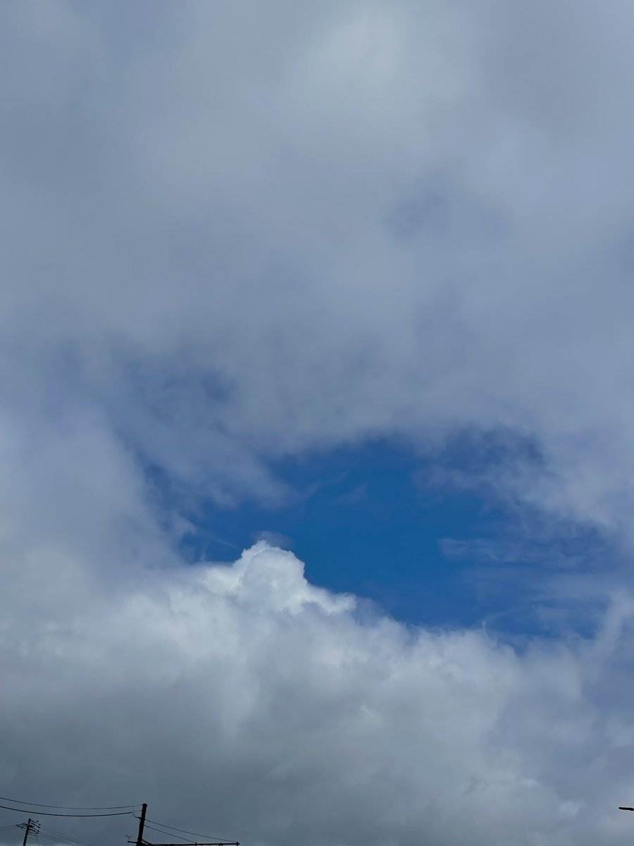 puko_strom's tweet photo. ﾓｰﾆﾝ＿(　_´ω`)_

雲の隙間から青空がのぞいてたぁ

全部晴れてなくても、ちゃんと青空はそこにあるじゃん
なんかこれ、日々のことにも似てるなぁって思った

うまくいかない日も、見えないだけで
ちゃんと明るいところは残ってるのかもしれないね

今週もゆるりとやってくよ https://t.co/s6zW3xdbg6