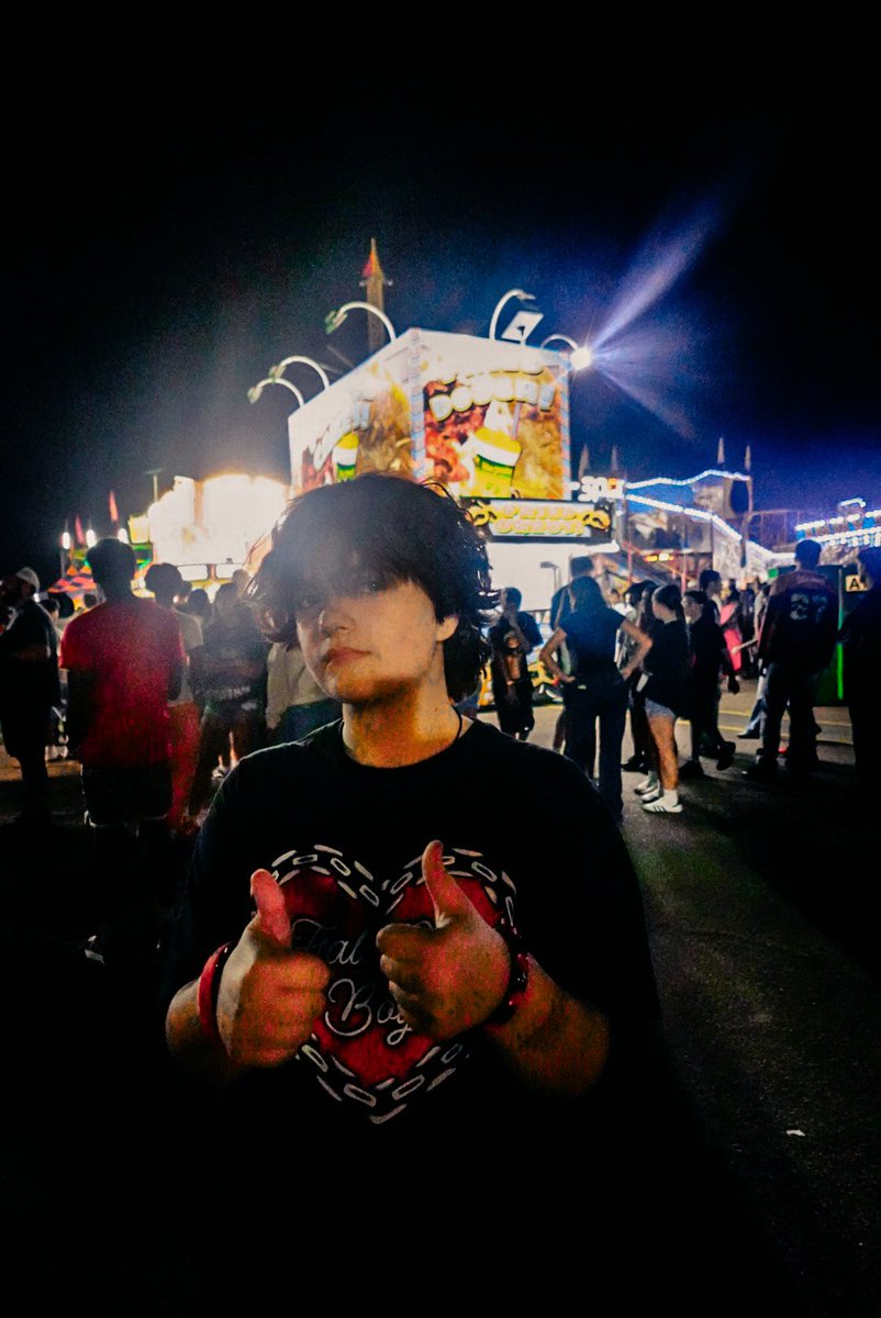grandtheftsethh's tweet photo. #fobtwtselfieday hi me in my fob shirt from last night at da fair okay bye https://t.co/0rBA57xC9M