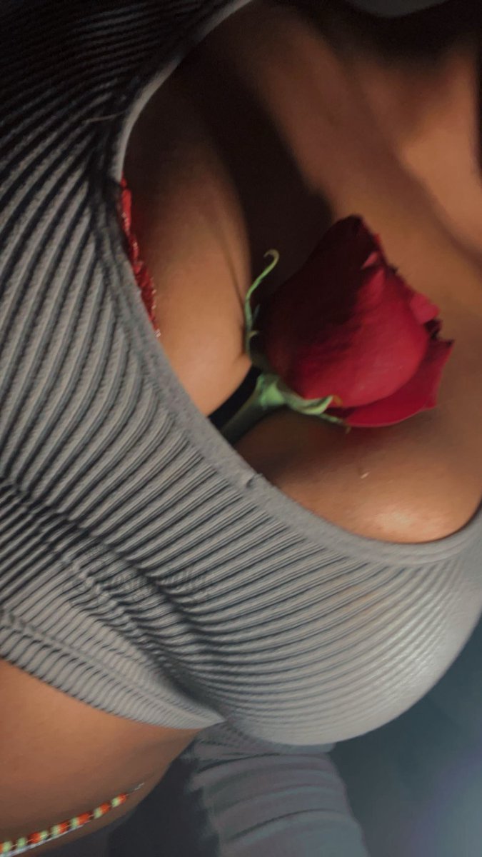 ghostlyvi0let's tweet photo. Now which sub would like to grab my rose with their teeth like a good boy 🍒#cuck #princess #nsfwtwt #ebony #nsfw #tiddies #goodboy #paypig https://t.co/HhHpTatdfu