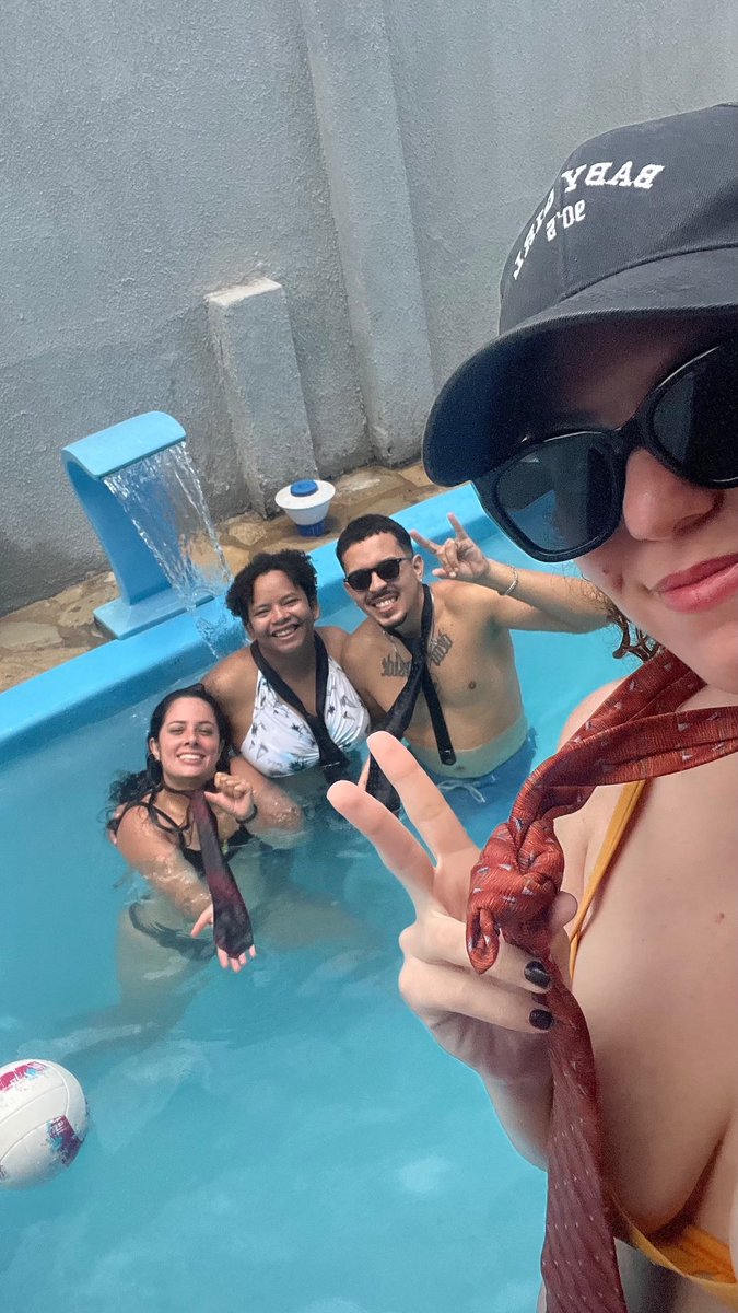 narhuna's tweet photo. Avril Lavigne, saiba que comemoramos seu aniversário hoje em Jacumã-RN e muito provavelmente nos divertimos mais que você. Feliz aniversário ❤️ https://t.co/xtnHyD6i4o