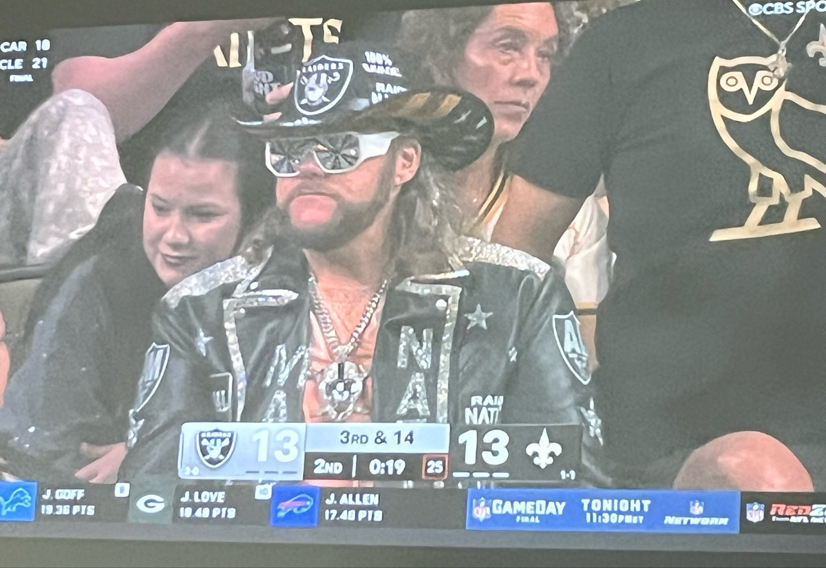 MacheauxMan's tweet photo. Idk what it is but I like this Raiders fan https://t.co/tFqBPNO98b