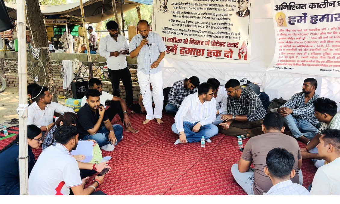 kumarsurender's tweet photo. 📍हिसार

HSSC की लंबित भर्तियों को पूर्ण करने, एग्जाम कैलेंडर जारी करने, HKRN द्वारा पदों को फ्रीज करने के विरोध तथा सरकारी नौकरियों से संबंधित विभिन्न मांगों को लेकर हिसार में अनिश्चितकालीन धरने पर बैठे छात्रों और अभ्यर्थियों के समर्थन में हरियाणा कांग्रेस लीगल विभाग के चेयरमैन एडवोकेट लाल बहादुर खोवाल जी, हरियाणा युवा कांग्रेस के पूर्व सचिव भाई @Ankitshilla2020 जी व कांग्रेस के अन्य साथियों के साथ पहुँचा।

छात्रों की मांगें जायज हैं - हम छात्रों के साथ हैं.

#HSSC #HKRN #Hisar #Haryana #StudentProtest #ExamCalendar #CongressWithStudents
@INCHaryana @DrJaihind @SanjaySDutt