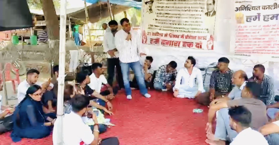 kumarsurender's tweet photo. 📍हिसार

HSSC की लंबित भर्तियों को पूर्ण करने, एग्जाम कैलेंडर जारी करने, HKRN द्वारा पदों को फ्रीज करने के विरोध तथा सरकारी नौकरियों से संबंधित विभिन्न मांगों को लेकर हिसार में अनिश्चितकालीन धरने पर बैठे छात्रों और अभ्यर्थियों के समर्थन में हरियाणा कांग्रेस लीगल विभाग के चेयरमैन एडवोकेट लाल बहादुर खोवाल जी, हरियाणा युवा कांग्रेस के पूर्व सचिव भाई @Ankitshilla2020 जी व कांग्रेस के अन्य साथियों के साथ पहुँचा।

छात्रों की मांगें जायज हैं - हम छात्रों के साथ हैं.

#HSSC #HKRN #Hisar #Haryana #StudentProtest #ExamCalendar #CongressWithStudents
@INCHaryana @DrJaihind @SanjaySDutt