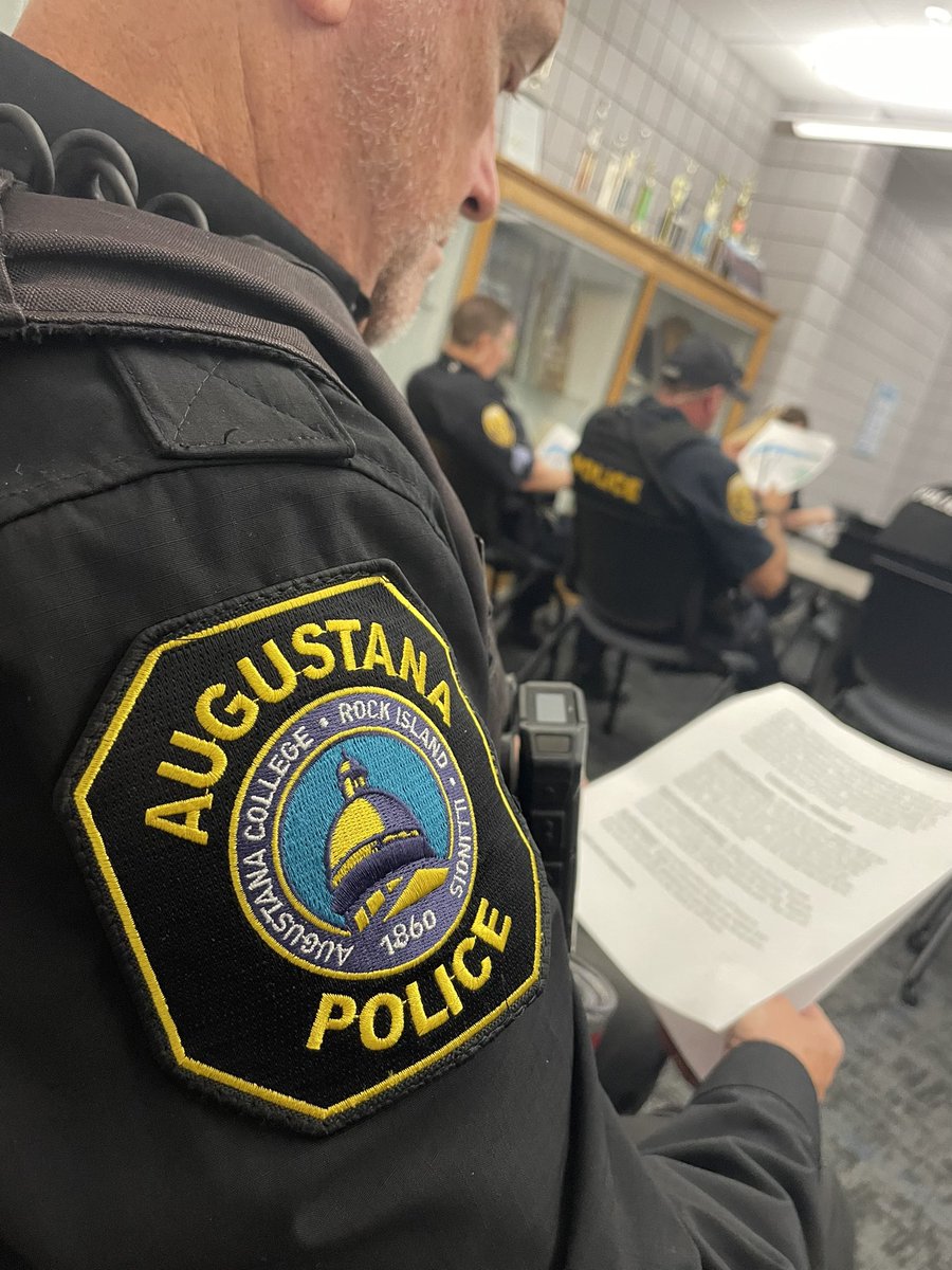 MolinePolice's tweet photo. 2 of the Quad Cities biggest events, same time, same place. Thousands converging on a few block radius in downtown Moline, we had a blast

Thank you to the agencies that assisted us, the officers who put in long hours and the community who supported us

Its our honor Moline 💙 https://t.co/cw6bYDkKJe