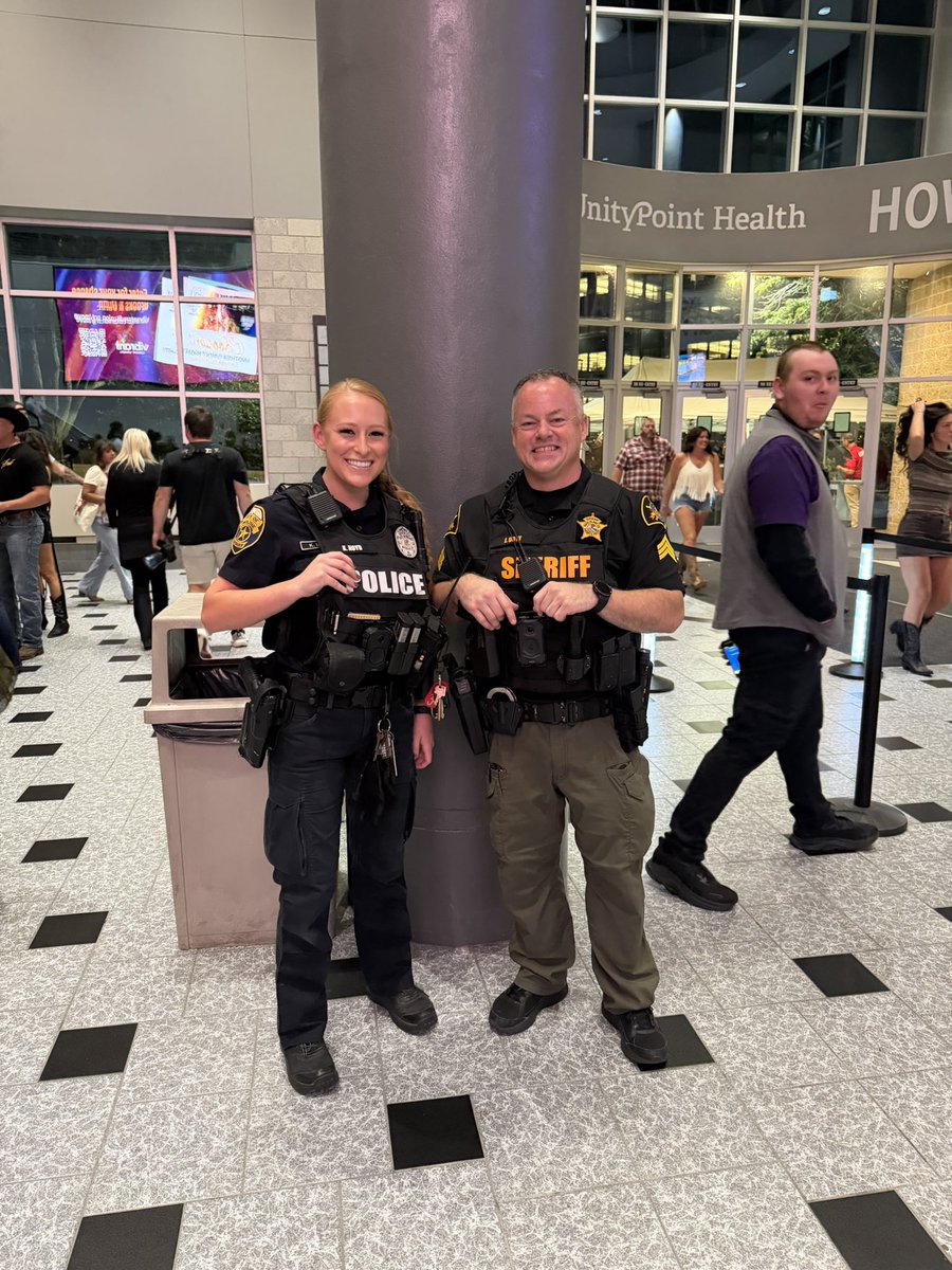 MolinePolice's tweet photo. 2 of the Quad Cities biggest events, same time, same place. Thousands converging on a few block radius in downtown Moline, we had a blast

Thank you to the agencies that assisted us, the officers who put in long hours and the community who supported us

Its our honor Moline 💙 https://t.co/cw6bYDkKJe